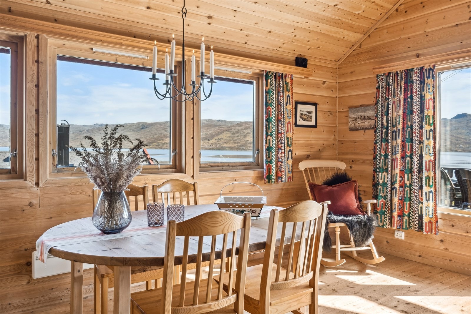 Stue med plass til både sofa- og spisegruppe. Galleribilde