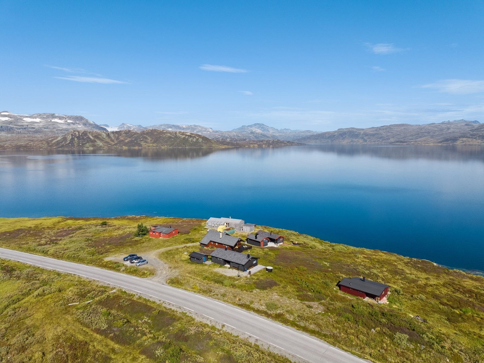 Nærheten til Jotunheimen gir muligheter for å gå på flere fjell 2000 moh. Galleribilde