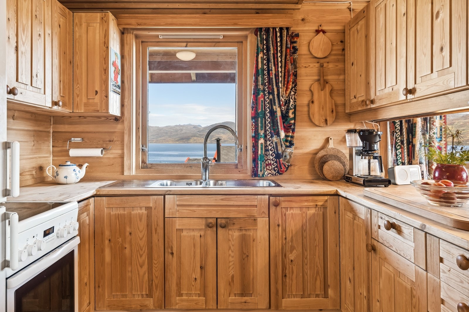 Kjøkkeninnredning med god skapplass. Galleribilde