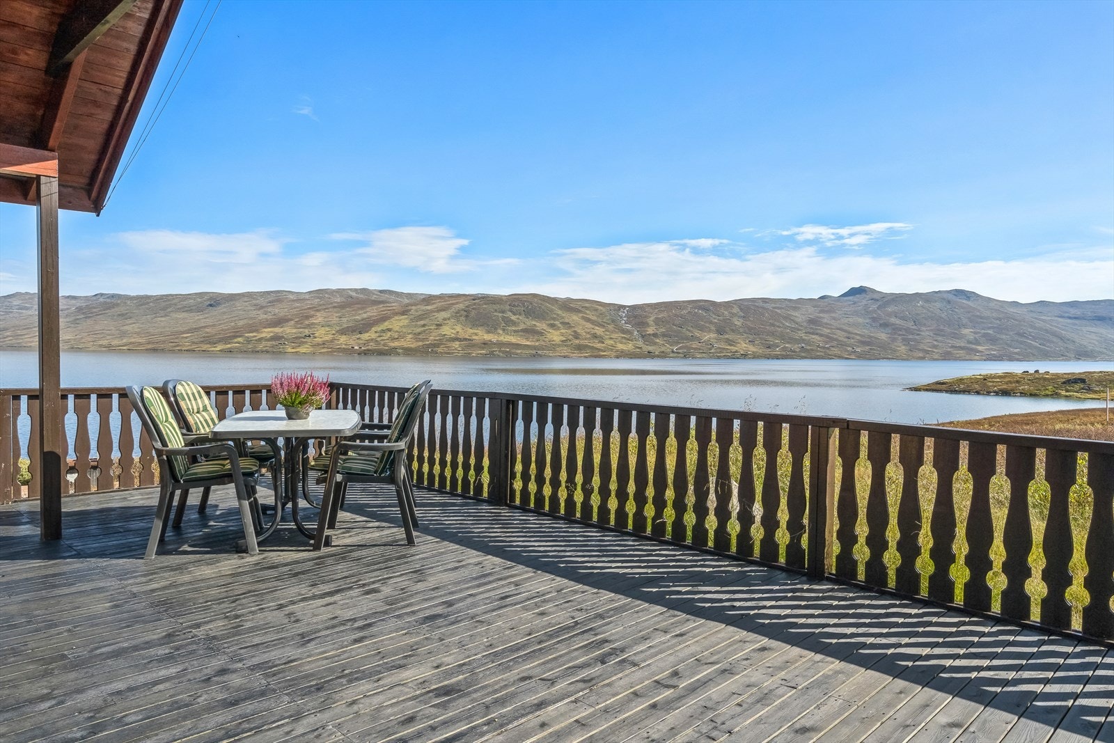 Romslig terrasse med god plass. Galleribilde