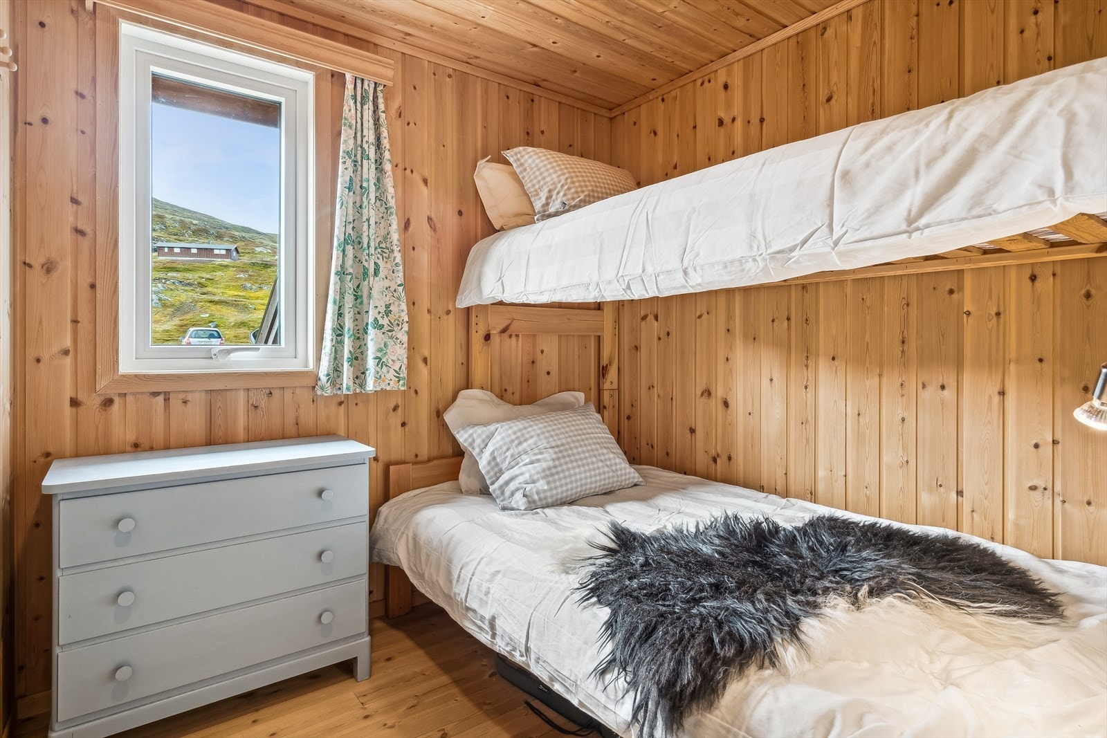 Soverom 2 innredet med familiekøyeseng. Galleribilde