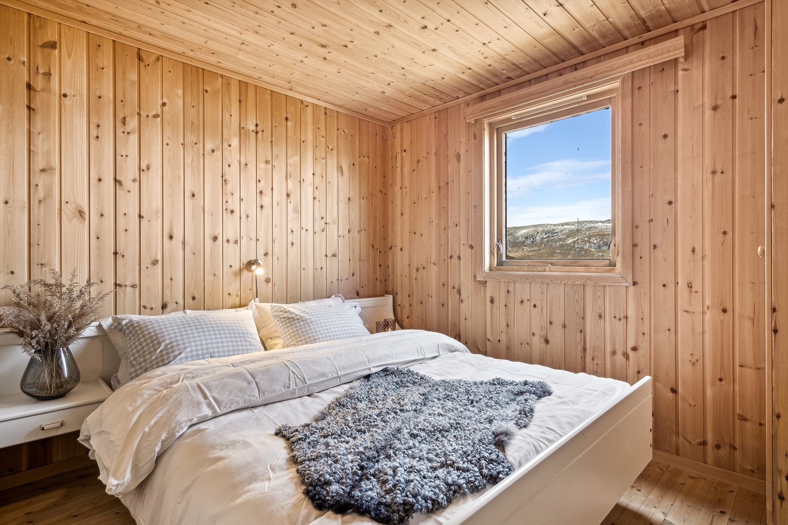 Soverom 3 innredet med dobbeltseng. Galleribilde