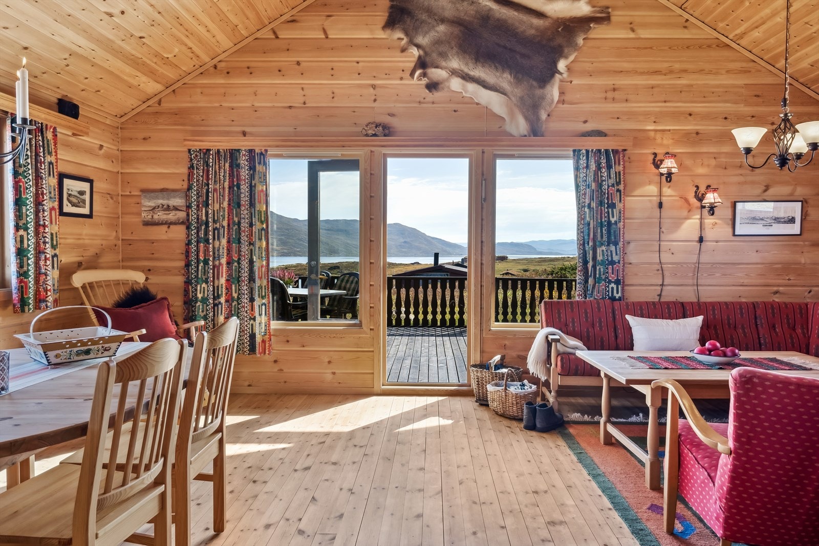 Fra stua har man utgang til terrasse. Galleribilde