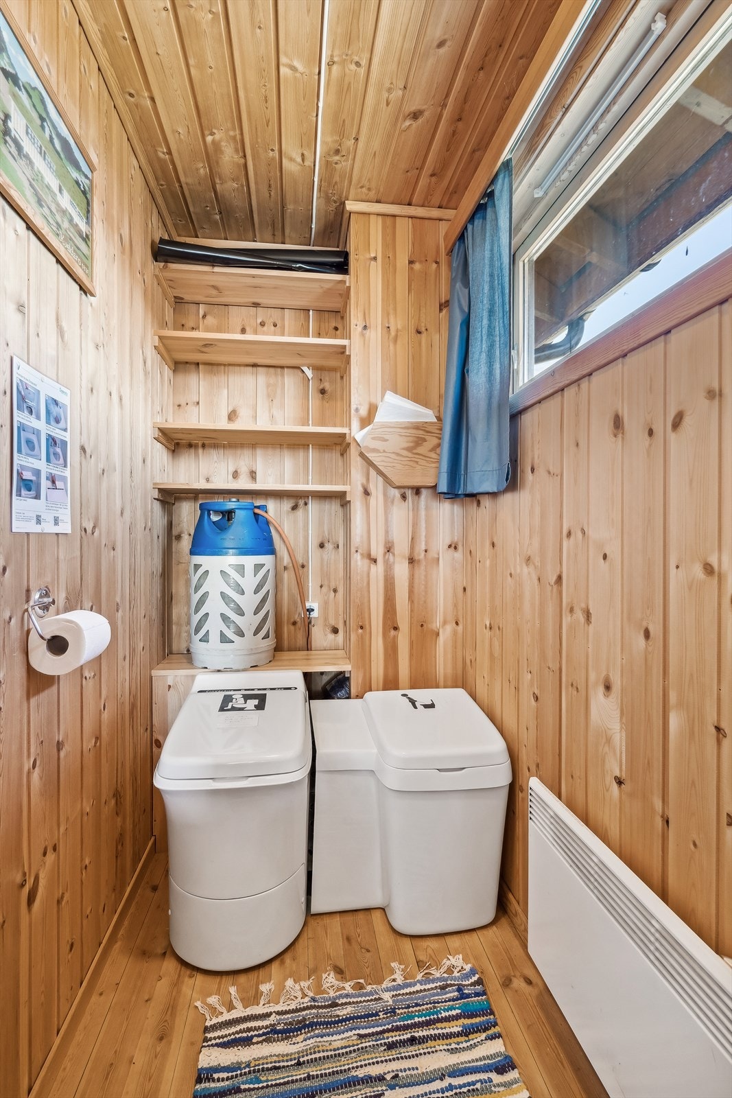 Toalettrom med forbrenningstoalett. Galleribilde