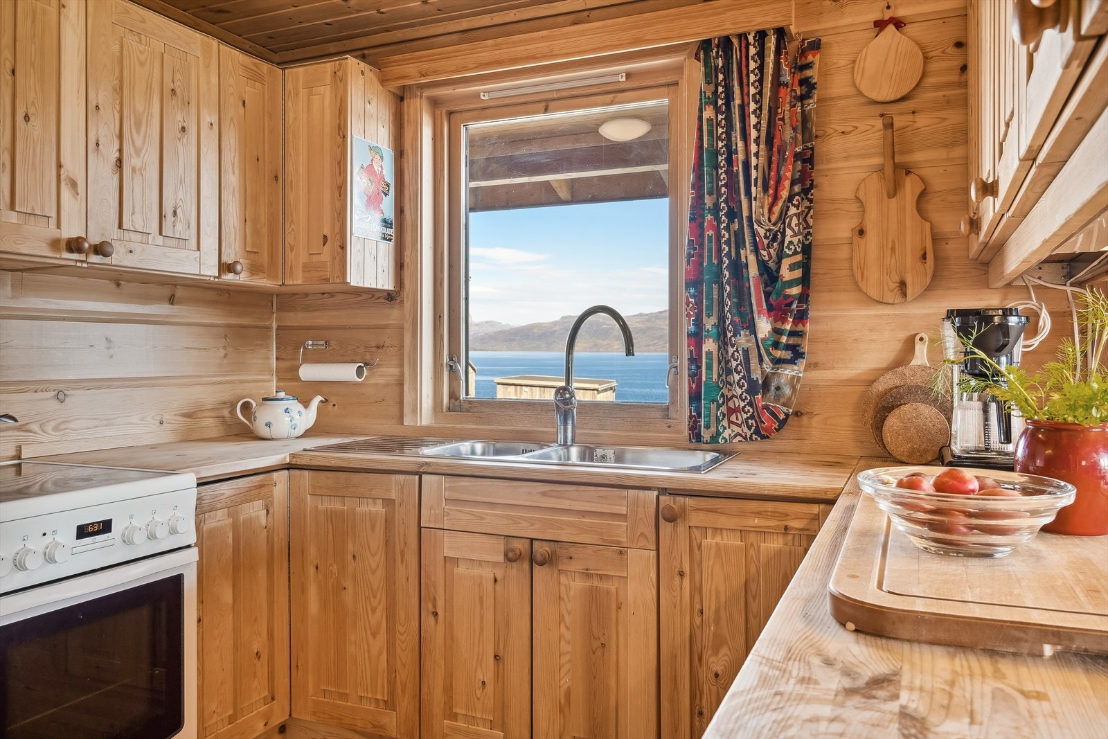 Kjøkkenet har praktisk åpen løsning til stue. Galleribilde