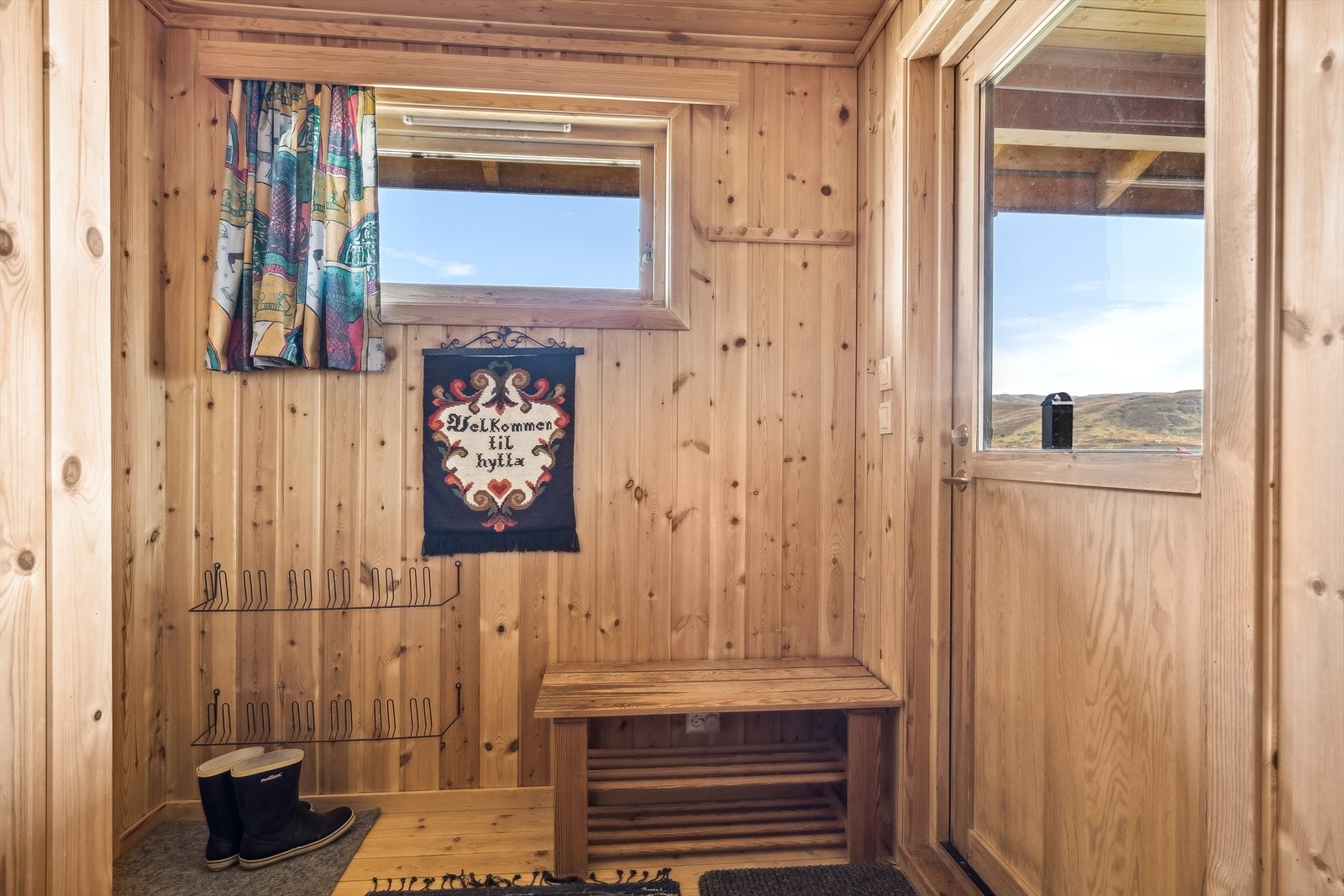 Entré med plass til å henge fra seg yttertøy. Galleribilde