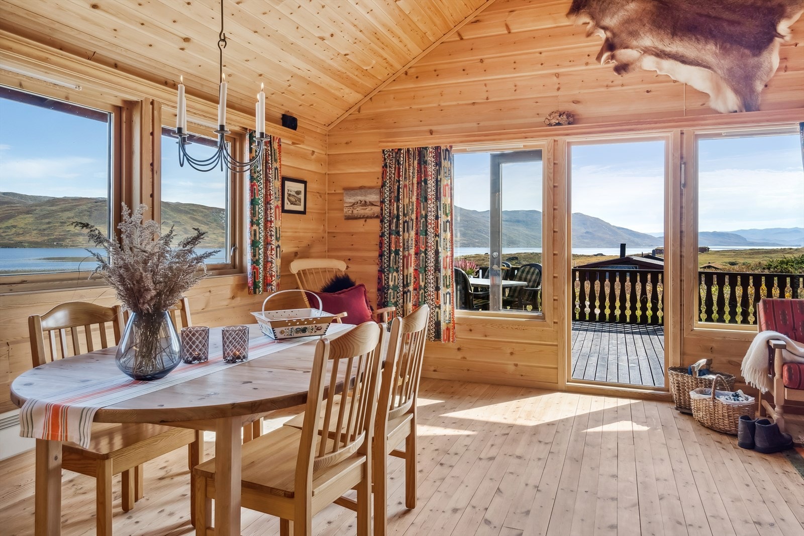 Naturen slippes inn gjennom de store vindusflatene. Galleribilde