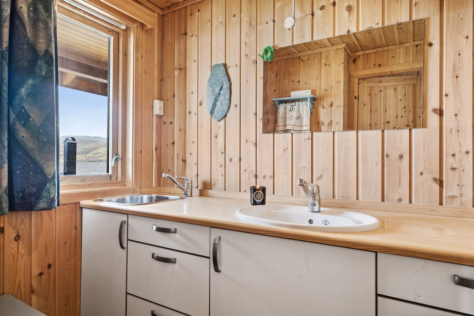 Bad med servant. Det er ikke lagt inn vann og avløp på eiendommen, enkelt gråvannsavløp til grunnen ved hytta. Galleribilde