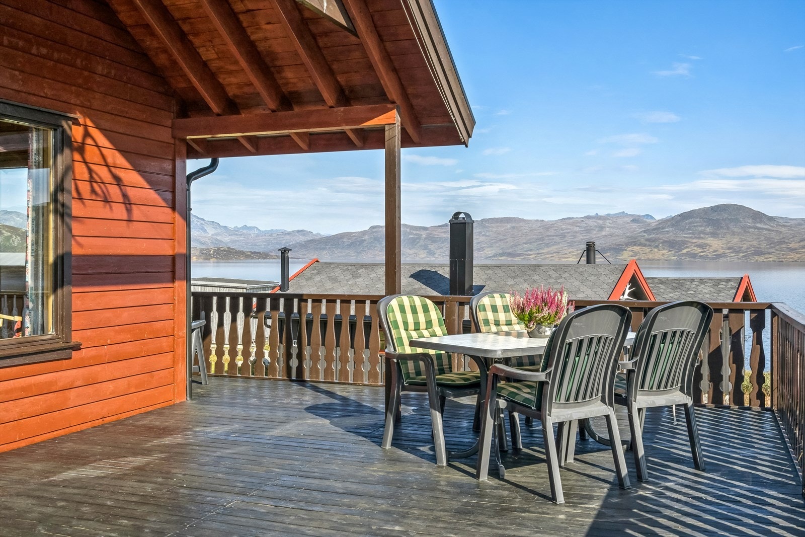 Her kan man virkelig nyte utsikten mot fjellheimen! Galleribilde