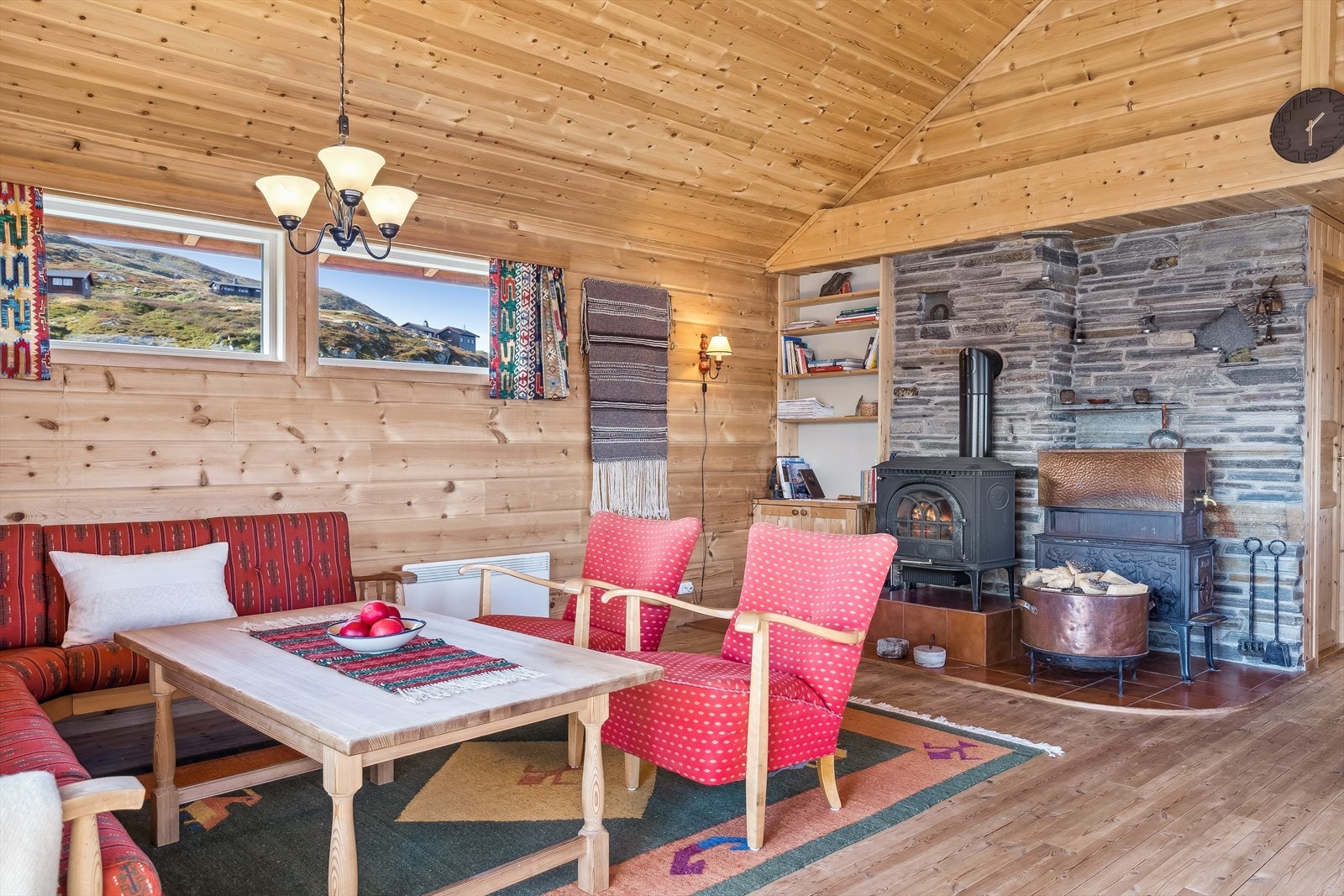 Peisovn gir kos og ekstra varme sammen med vedovnen. Galleribilde