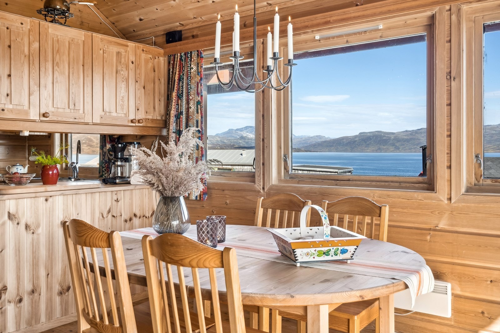Her er det panoramautsikt rett fra stuevinduet mot fjord og fjell. Galleribilde