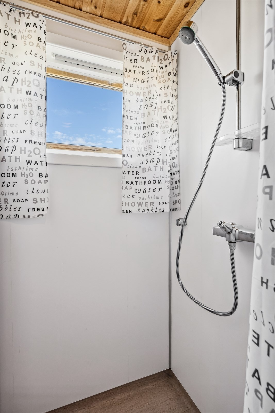 Dusjnisje med dusjløsning med vann fra beholder og pumpe. Galleribilde