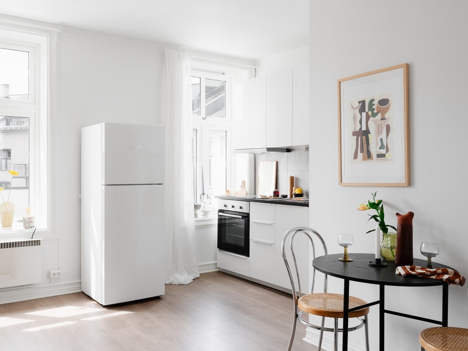 Kjøkkenet ligger i åpen løsning mot stuen, men oppleves samtidig akkurat passe adskilt i egen sone. Galleribilde