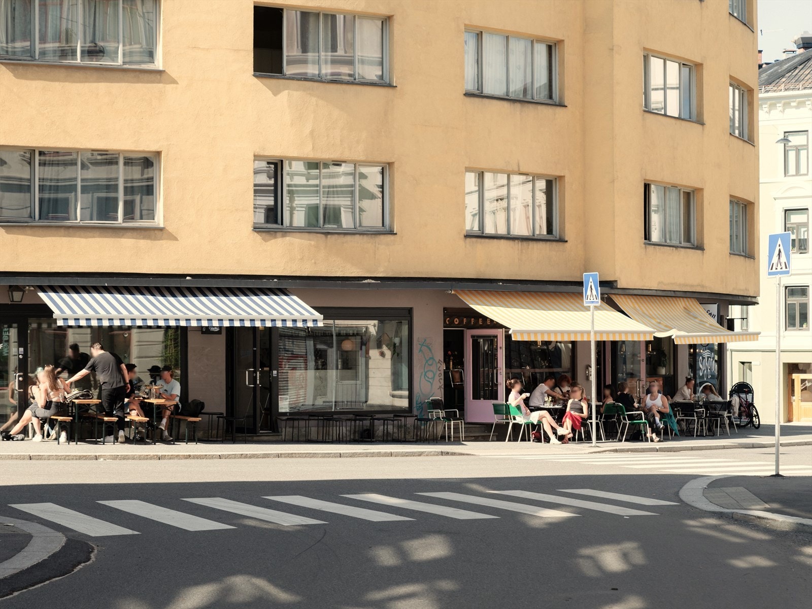 Her bor du i et urbant, sjarmerende og livlig nabolag. Den populære østers- og vinbaren EFF EFF, og naboen Coffee and cigarettes som er en kombinert kaffe- og coctailbar, finner du rett rundt hjørnet. Galleribilde