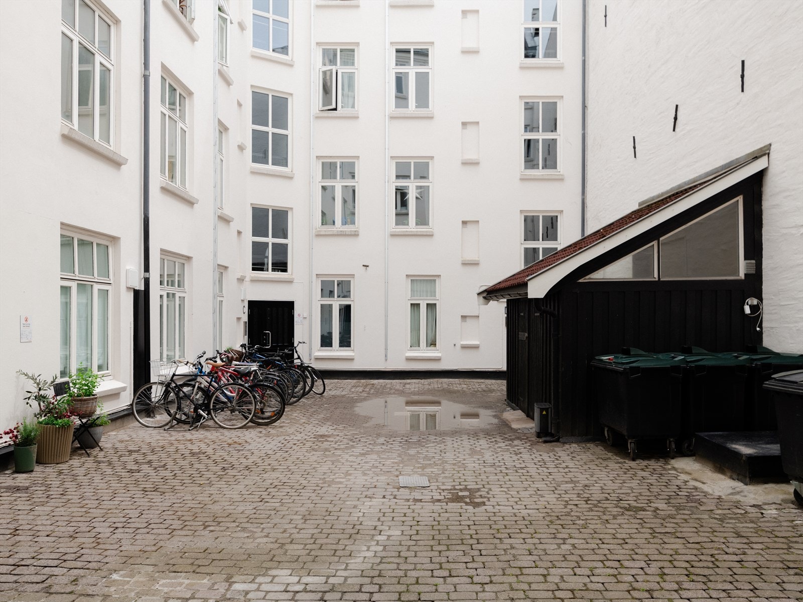 Lukket bakgård med sykkelparkering. Galleribilde