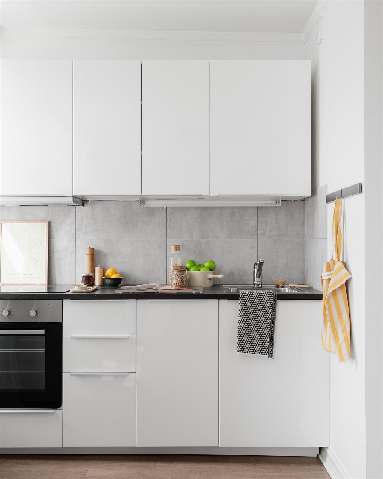 Det slette, lyse kjøkkenet gir rikelig med oppbevaringsplass. Galleribilde