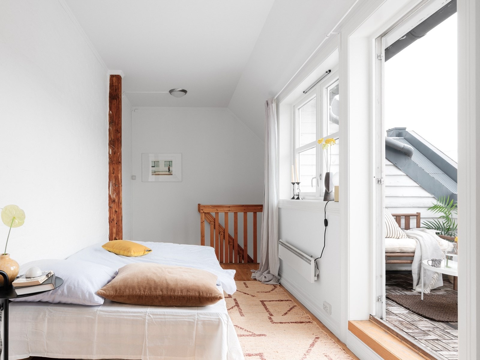 Her har du plass til større seng og nattbord. Galleribilde