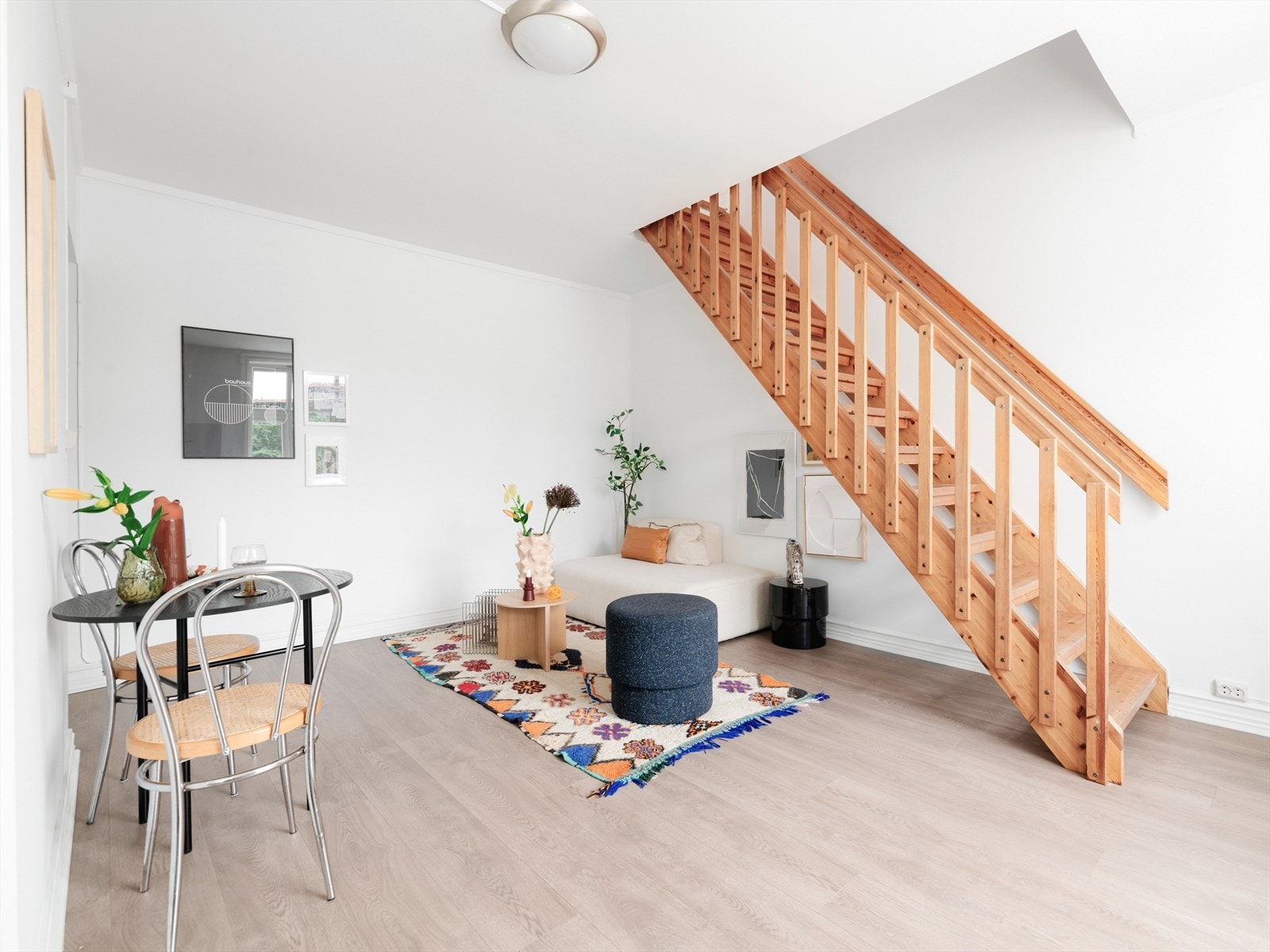 En flott trapp fører deg mellom etasjene. Galleribilde