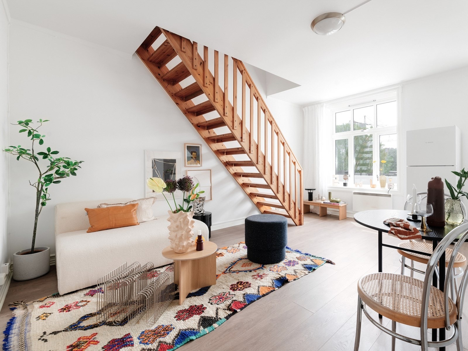 Boligen er godt tilpasset sosialt liv. Stuen gir gode møbleringsmuligheter i ulike soner. Galleribilde