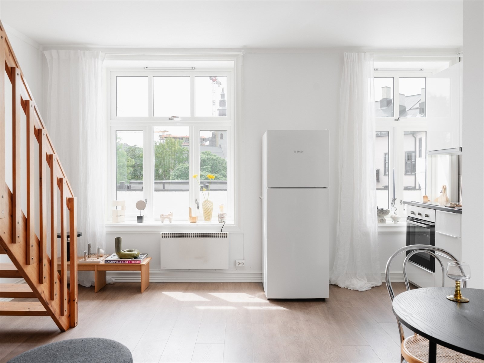 Det er gode vindusflater i begge etasjer, noe som gir mye naturlig lys gjennom hele dagen. Galleribilde