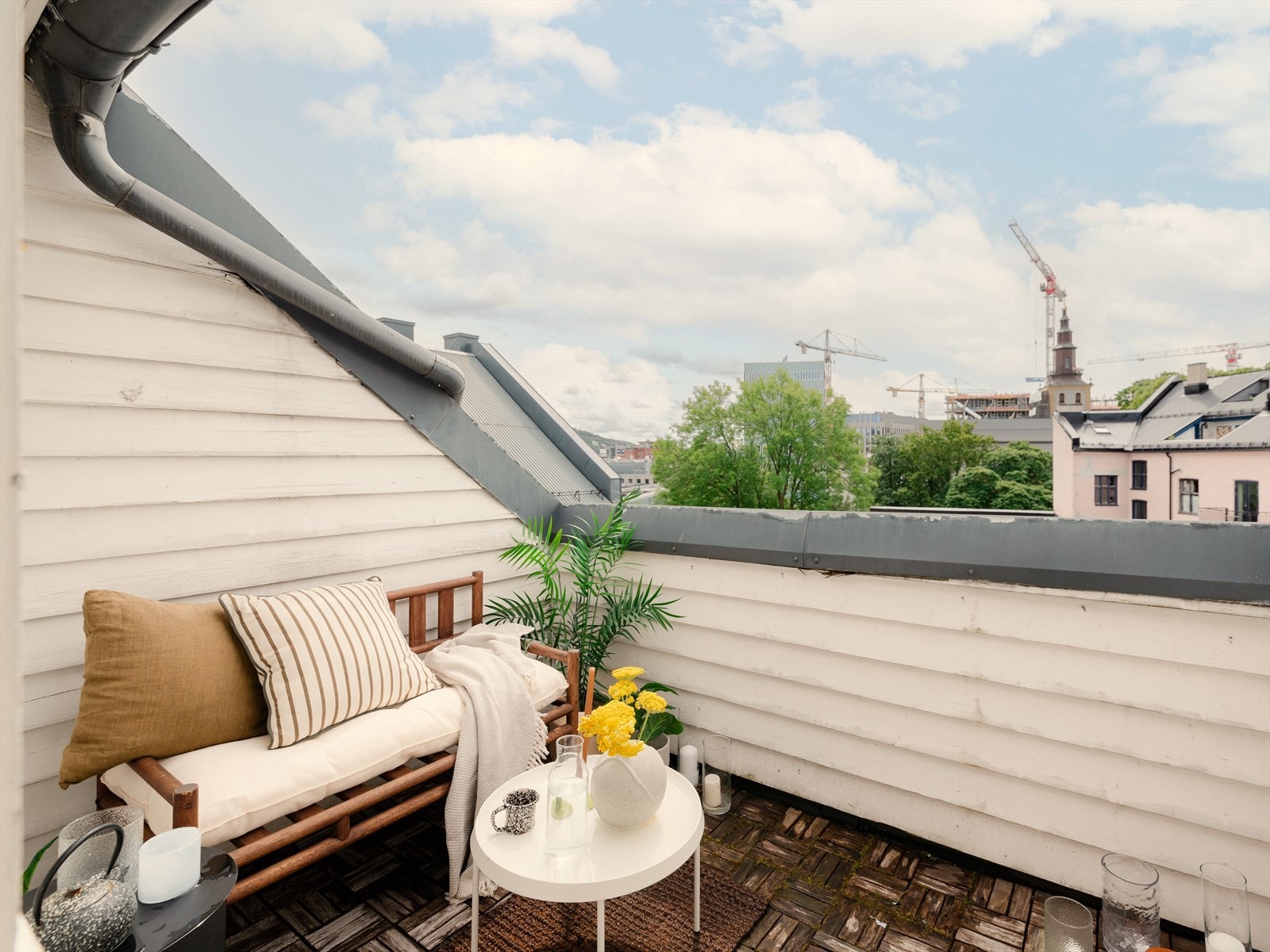 Balkongen er luftig og usjenert, og fungerer som en herlig forlengelse av leiligheten i sommerhalvåret. Galleribilde