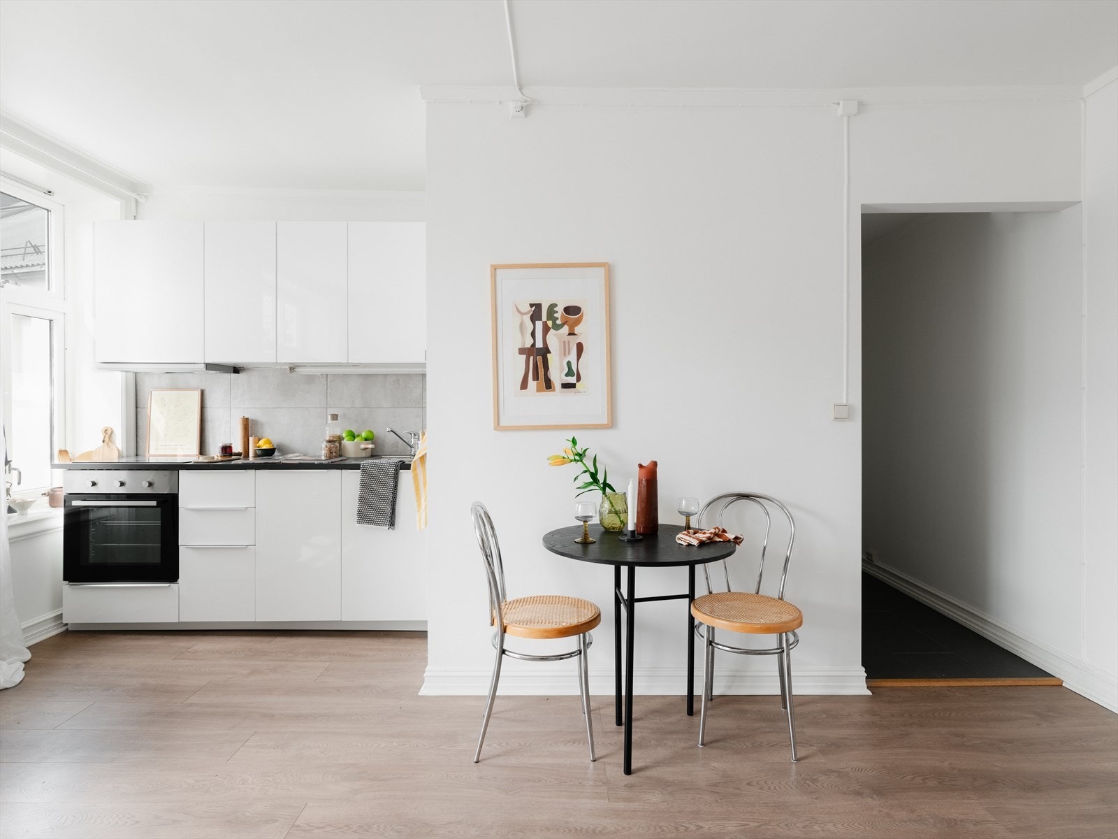 Leiligheten har et vakkert lys gjennomgående i alle rom. Her er det heller ingen rom som føles trange. Kombinasjonen av den rause takhøyden, store vinduene og beliggenheten i høyden bidrar til en herlig romfølelse. Galleribilde