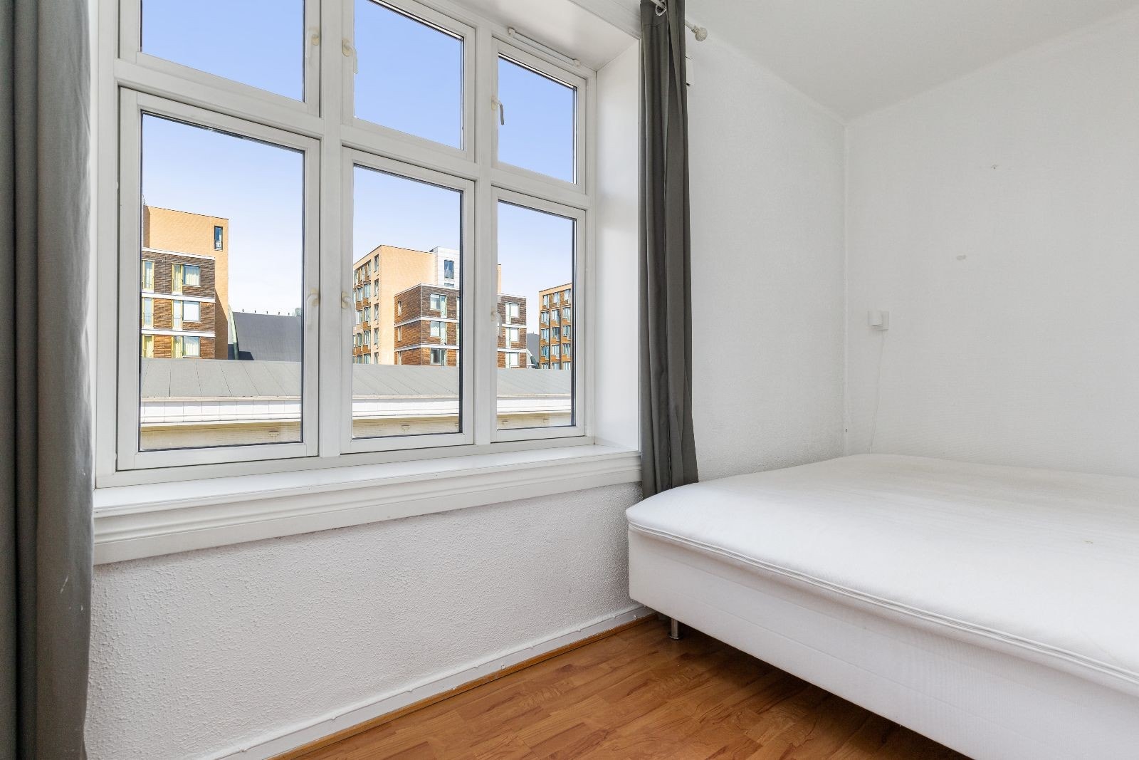 Soverom med garderobeskap Galleribilde