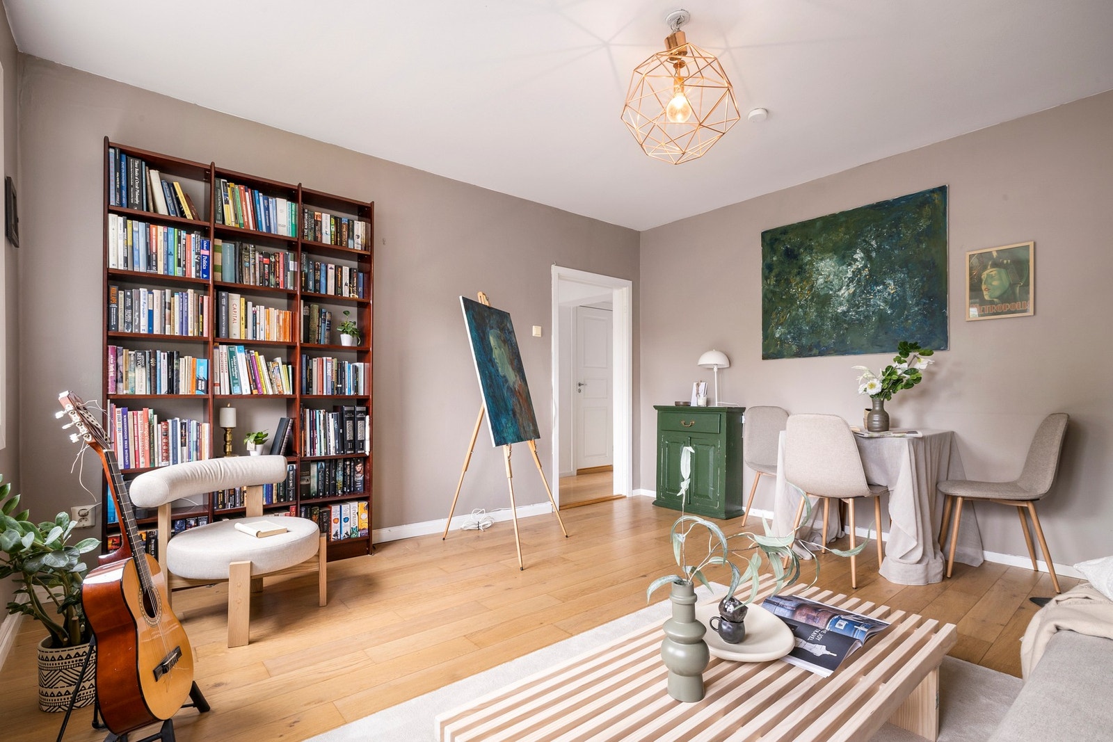 Fargevalget er tidløst og det er parkett på gulv. Galleribilde