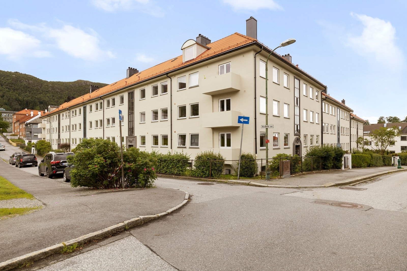 Herlig 3-roms andelsleilighet med sørvendt balkong, to store soverom og sentral beliggenhet. Galleribilde