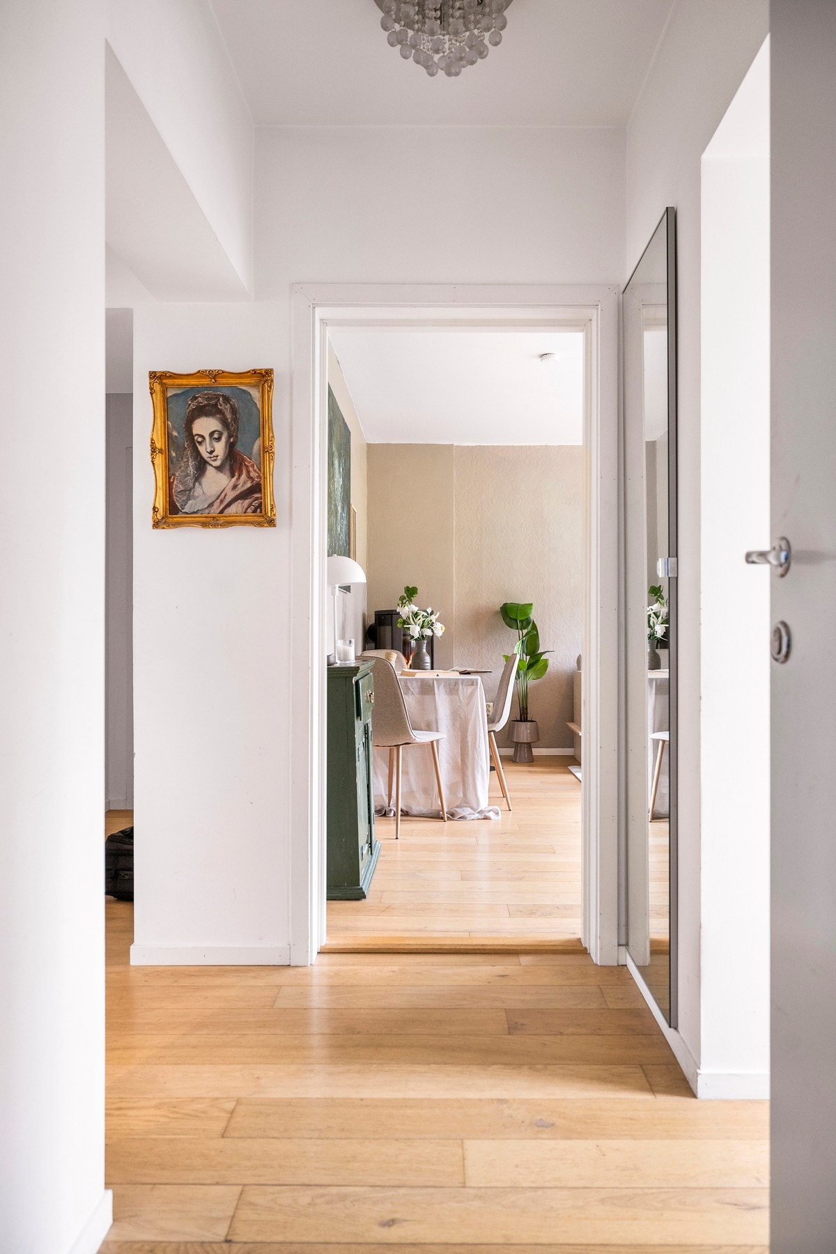 Lyst og pent inngangsparti med god plass til oppbevaring av sko og yttertøy Galleribilde
