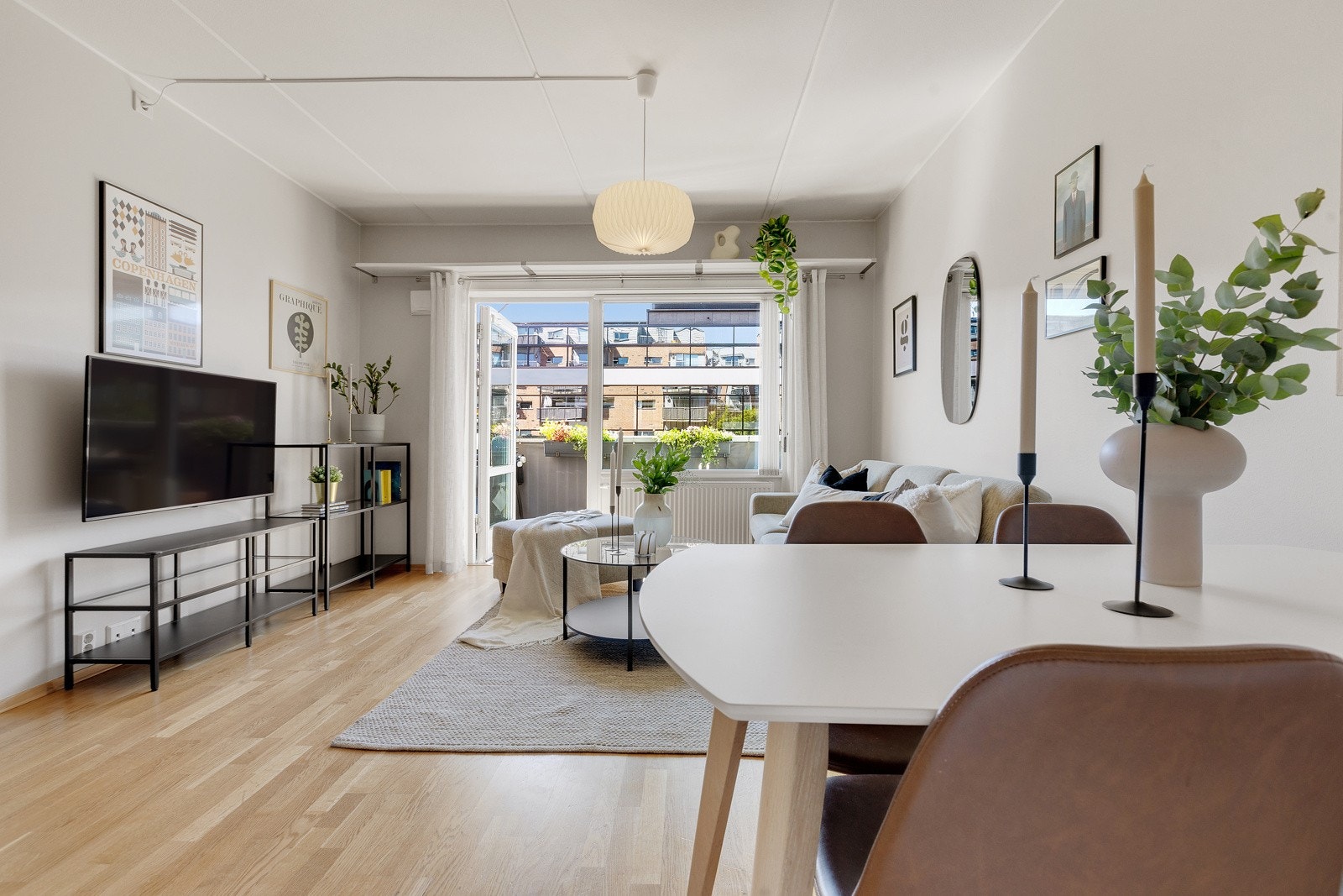 Leiligheten har gjennomgående delikate farge - og materialvalg i alle rom. Galleribilde