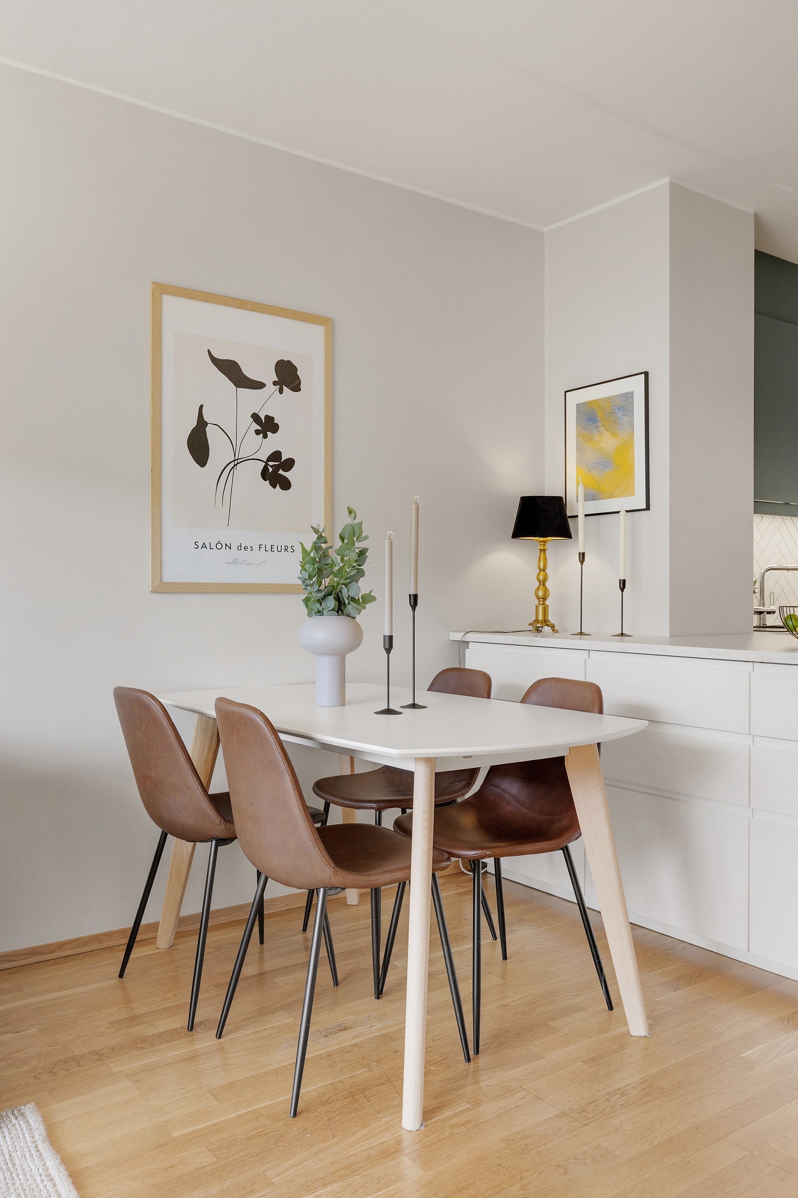 Det kan innredes med egen sittegruppe i tilknytning til kjøkkenet for å invitere til hyggelige middager med familien. Galleribilde