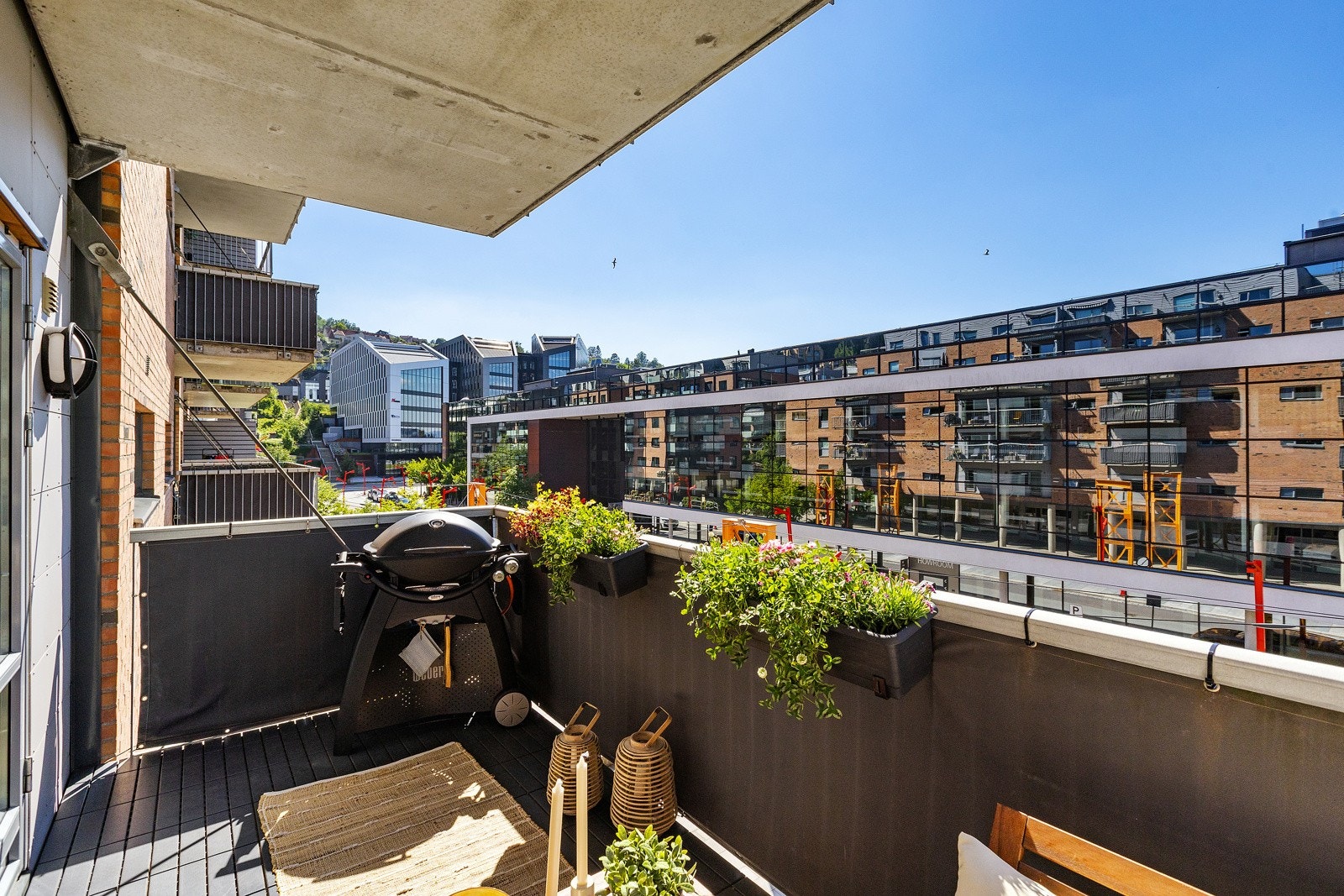 Lekker og moderne 3-roms leilighet med egen balkong og stilige farge - og materialvalg. Galleribilde