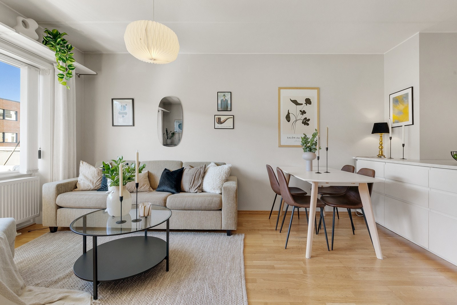 Det er god plass til både sofa og spisebord i stuen. Galleribilde