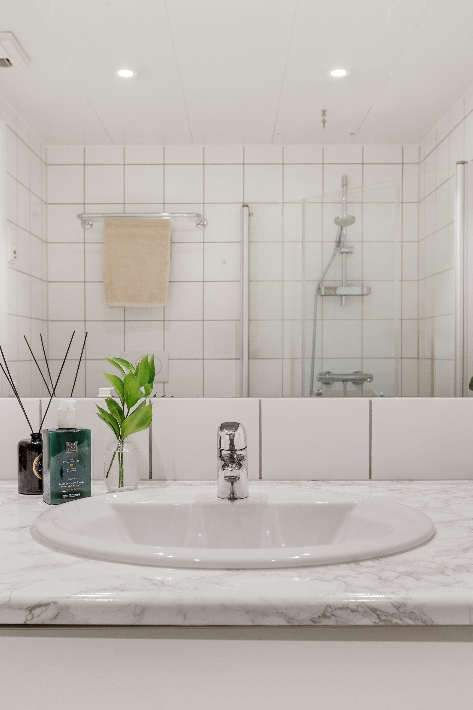 Et delikat bad som har godt med lys fra spotlights i taket. Galleribilde