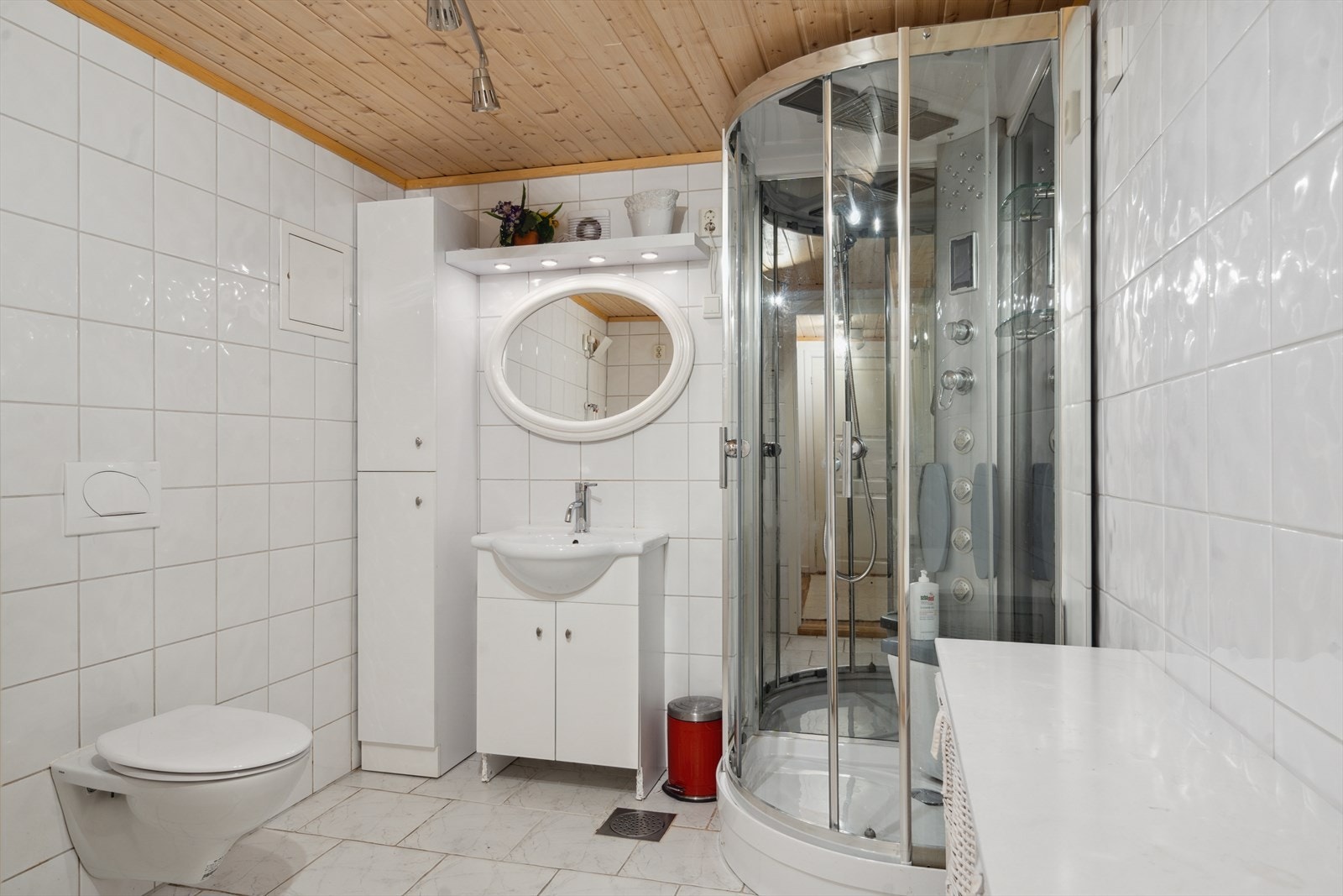 Romslig bad i sokkeletasjen Galleribilde