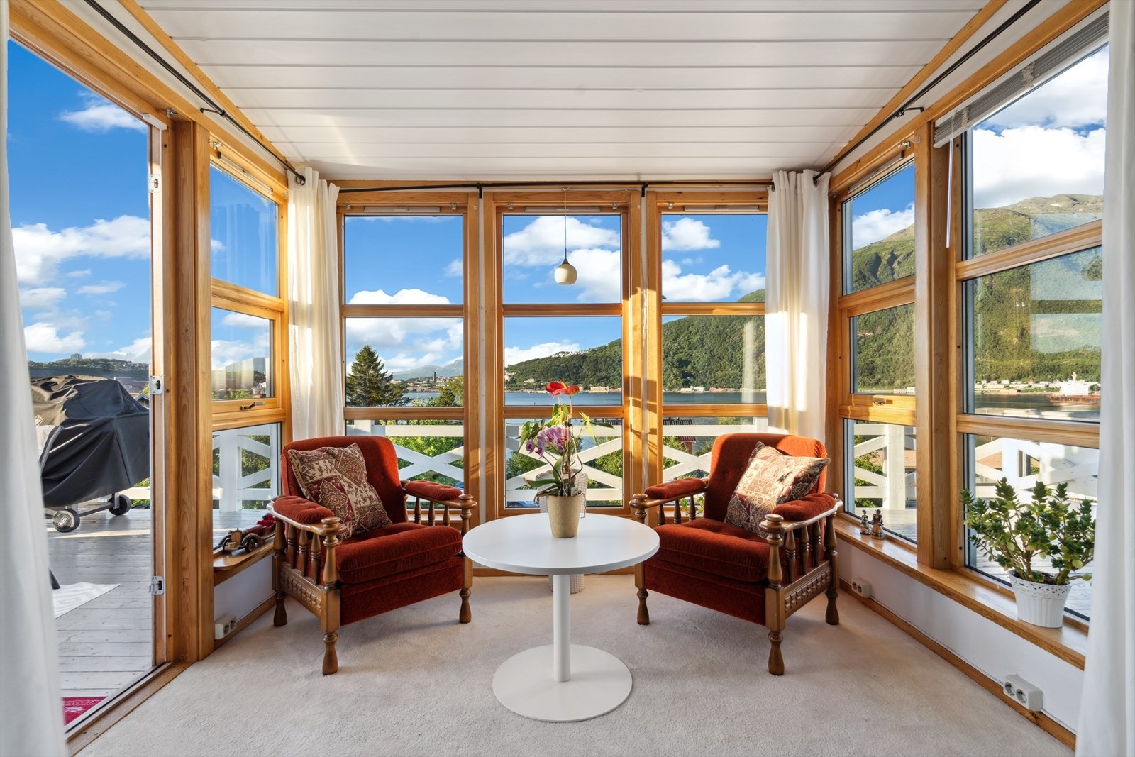 Flott stue med god utsikt og mye lysinnslipp Galleribilde