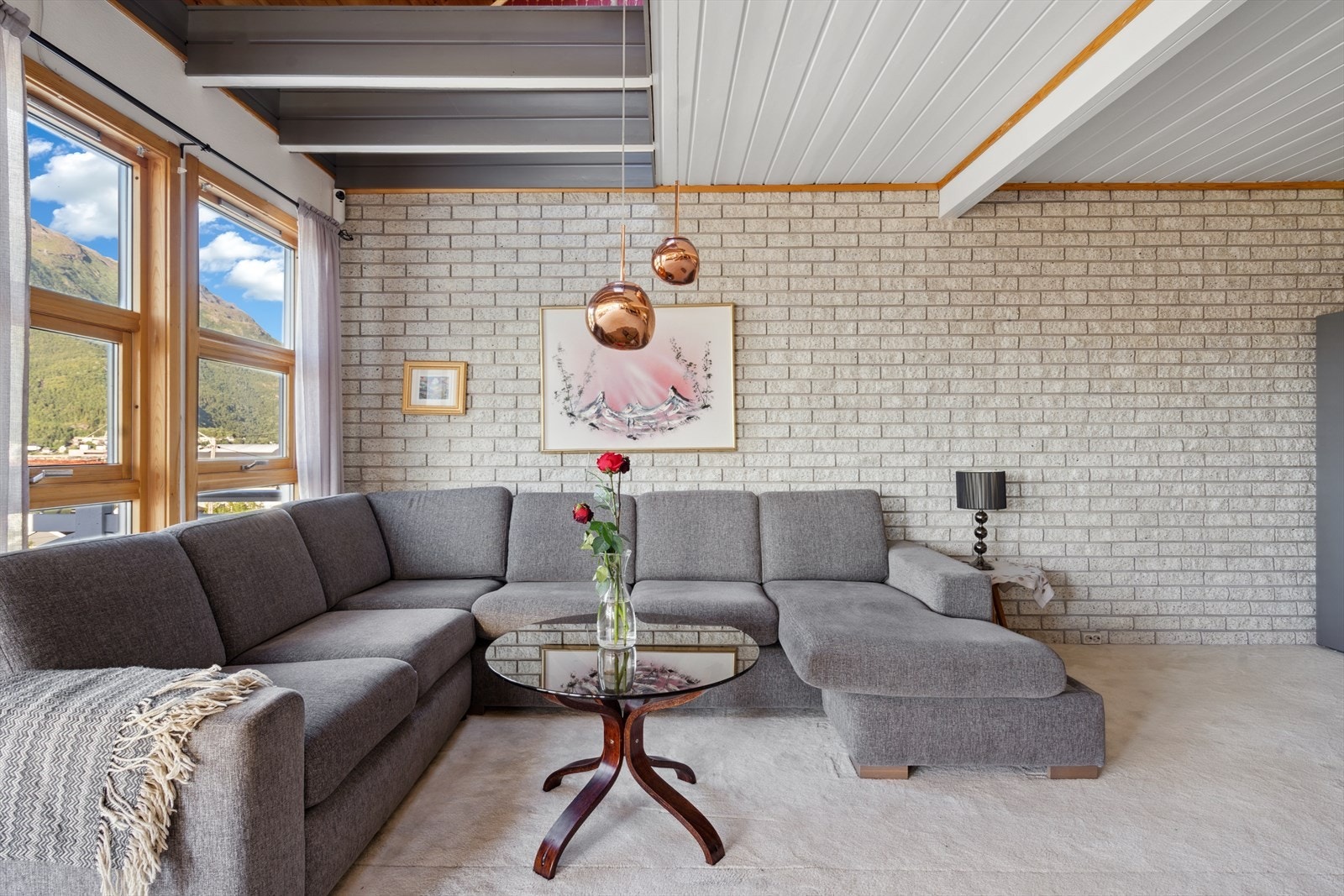 Stuen er lys og romslig med god plass for møblering Galleribilde