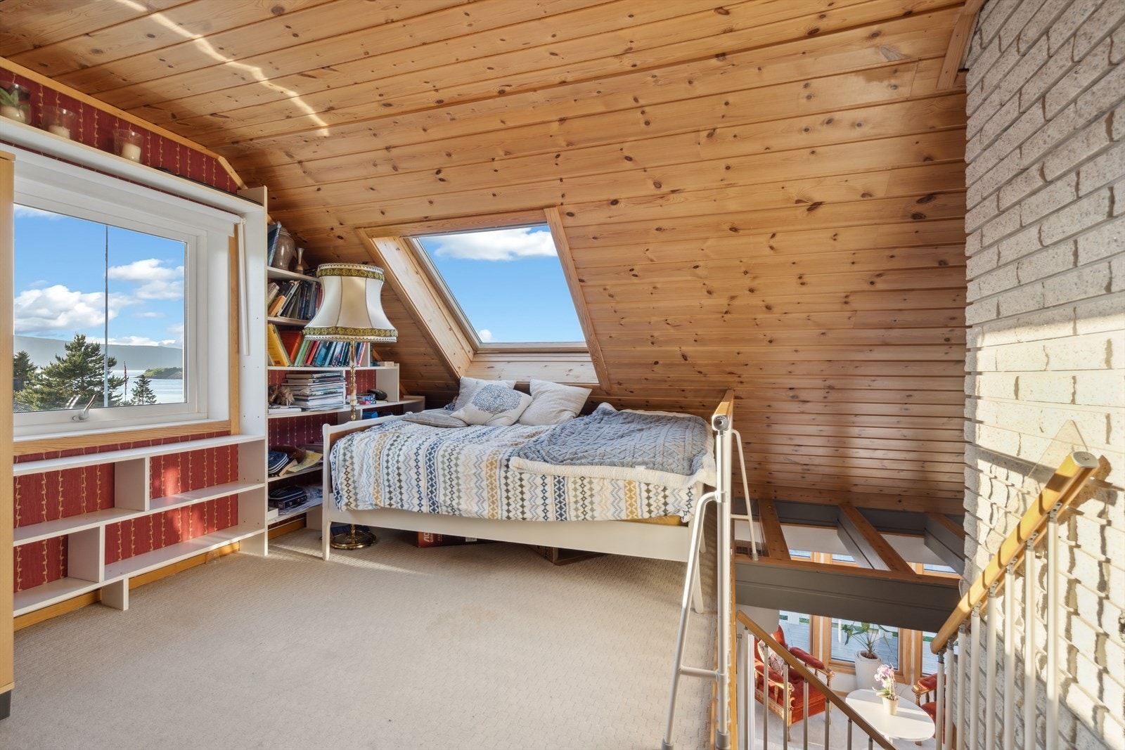 Loftstue med god plass for et hjemmekontor, lekeplass eller TV-stue Galleribilde