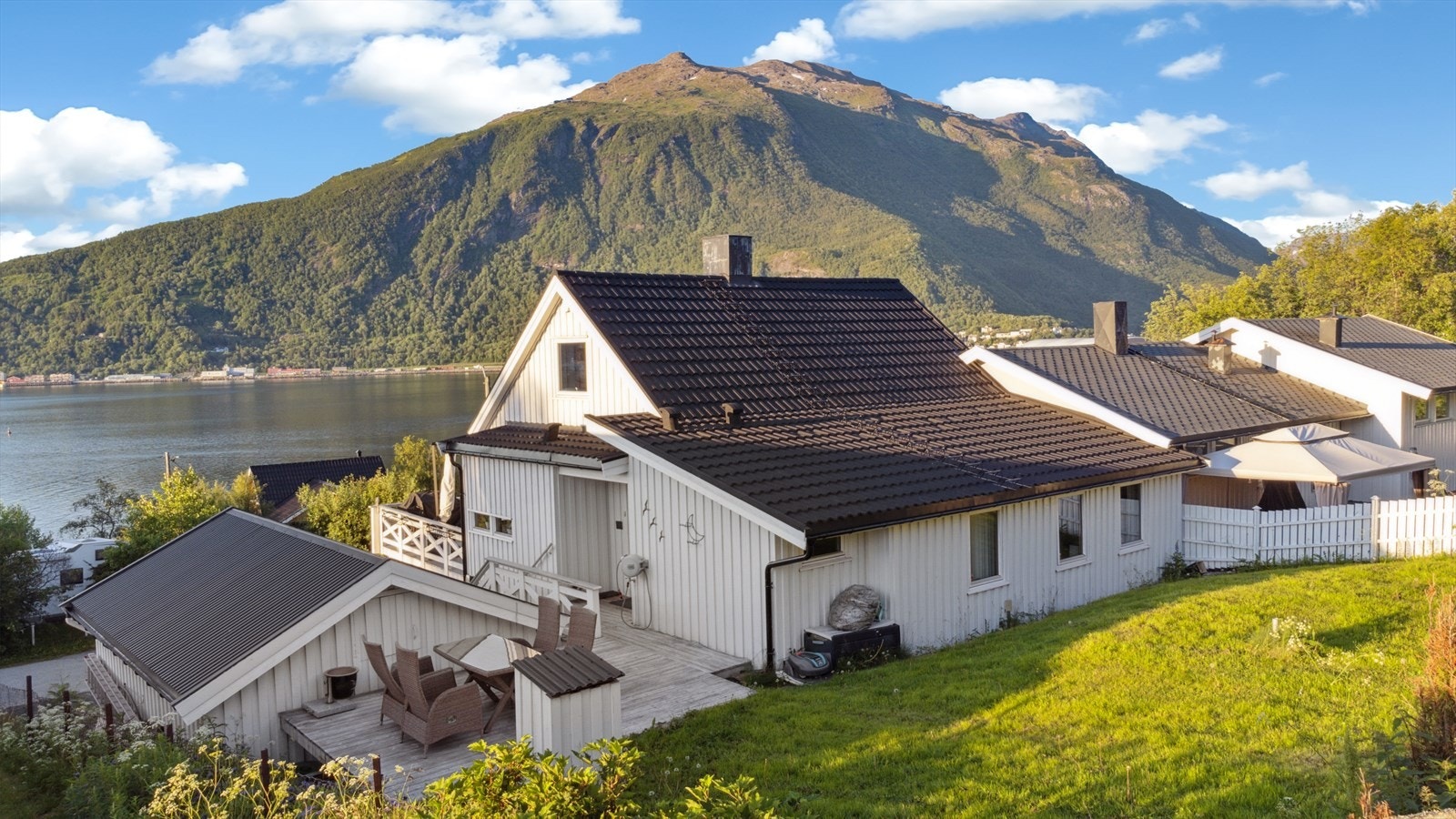 Koselig hage og terrasse på baksiden av boligen Galleribilde