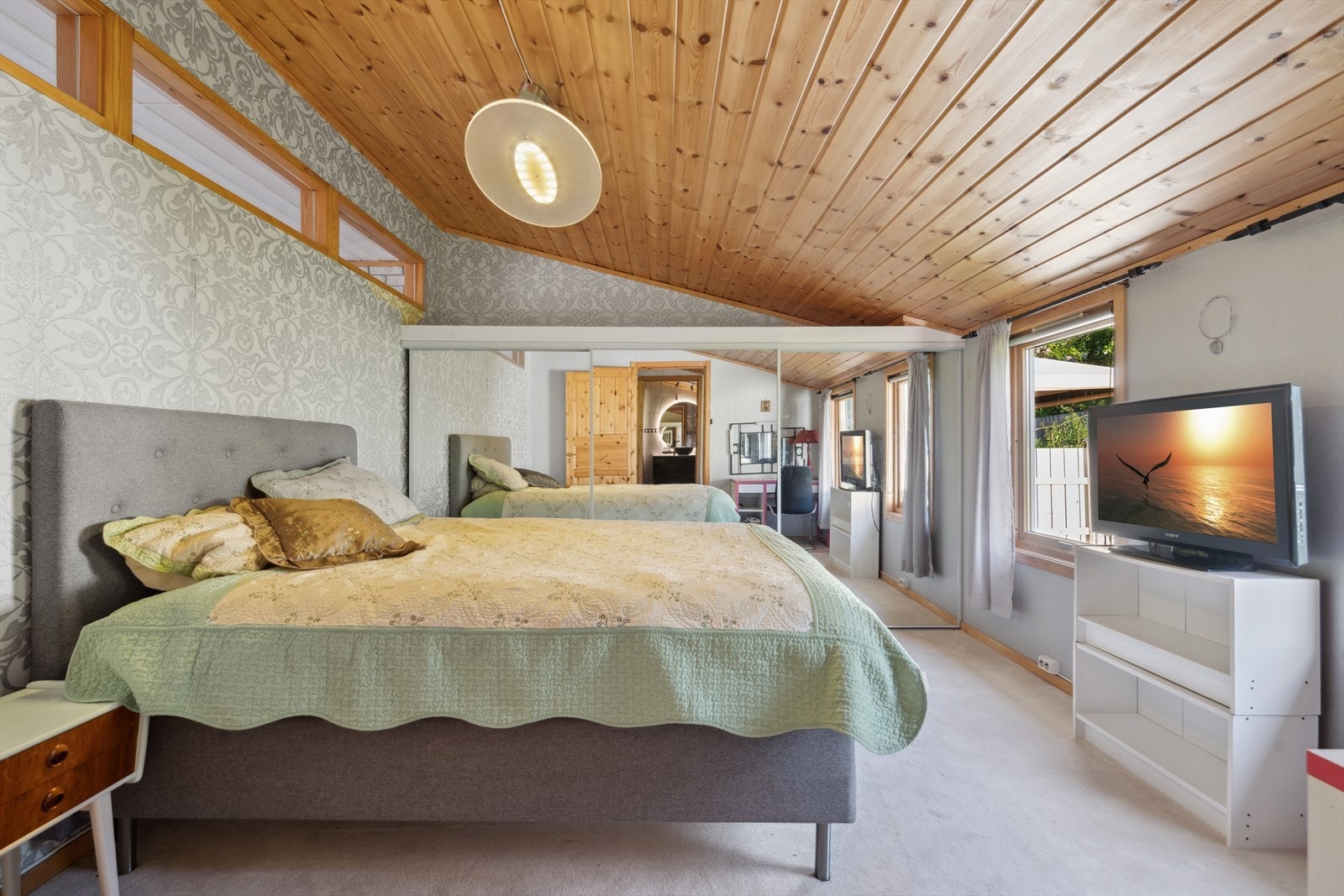 Soverommet i 1. etasje er meget romslig og har god plass for oppbevaring Galleribilde