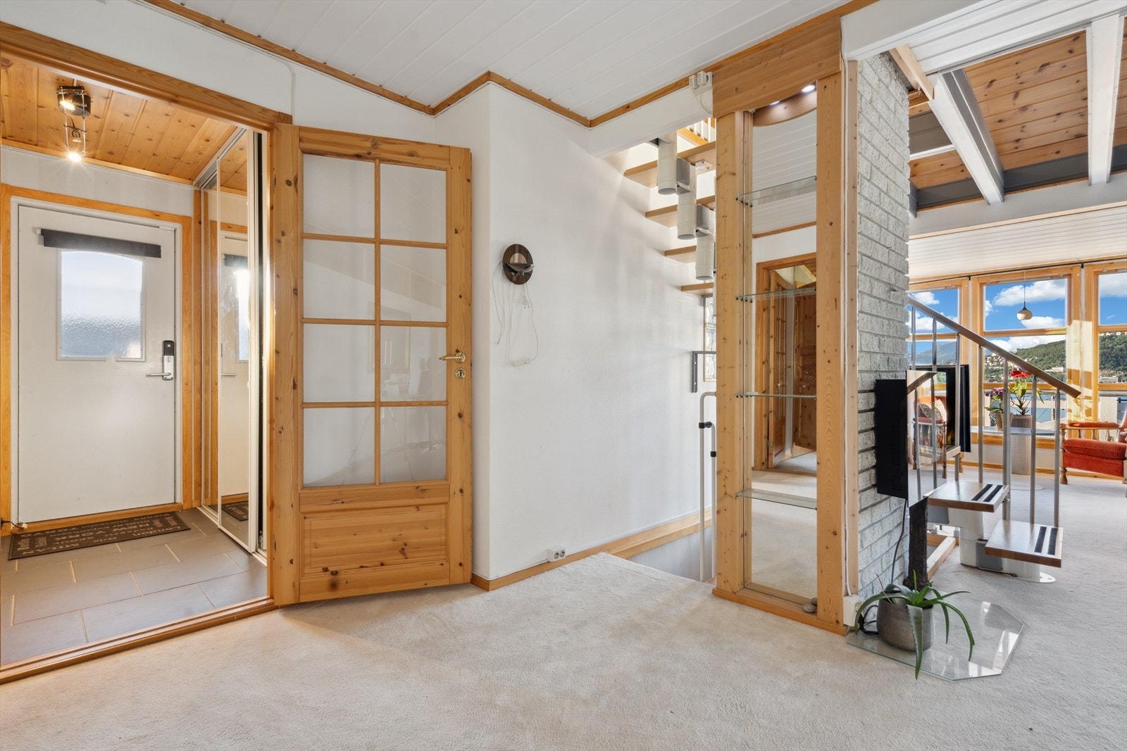 Fra gangen kommer du inn i stuen hvor det er trapp til sokkeletasje og loft Galleribilde