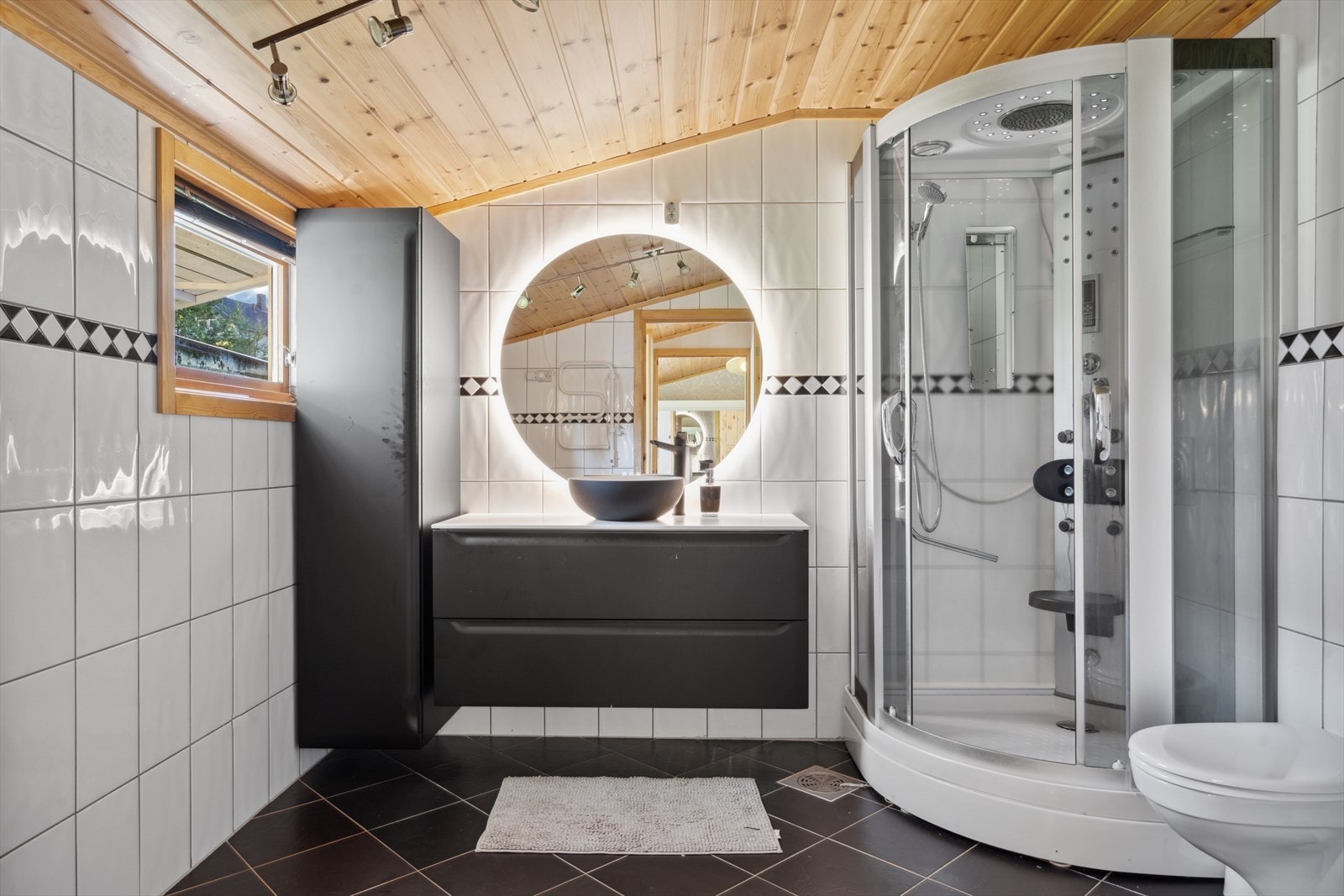 Bad i 1. etasje Galleribilde