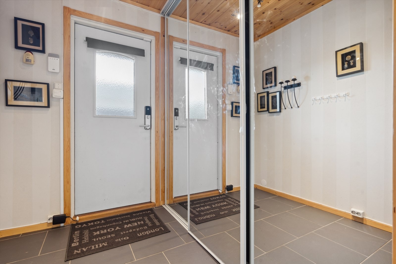 Entré med stor skyvedørsgarderobe Galleribilde