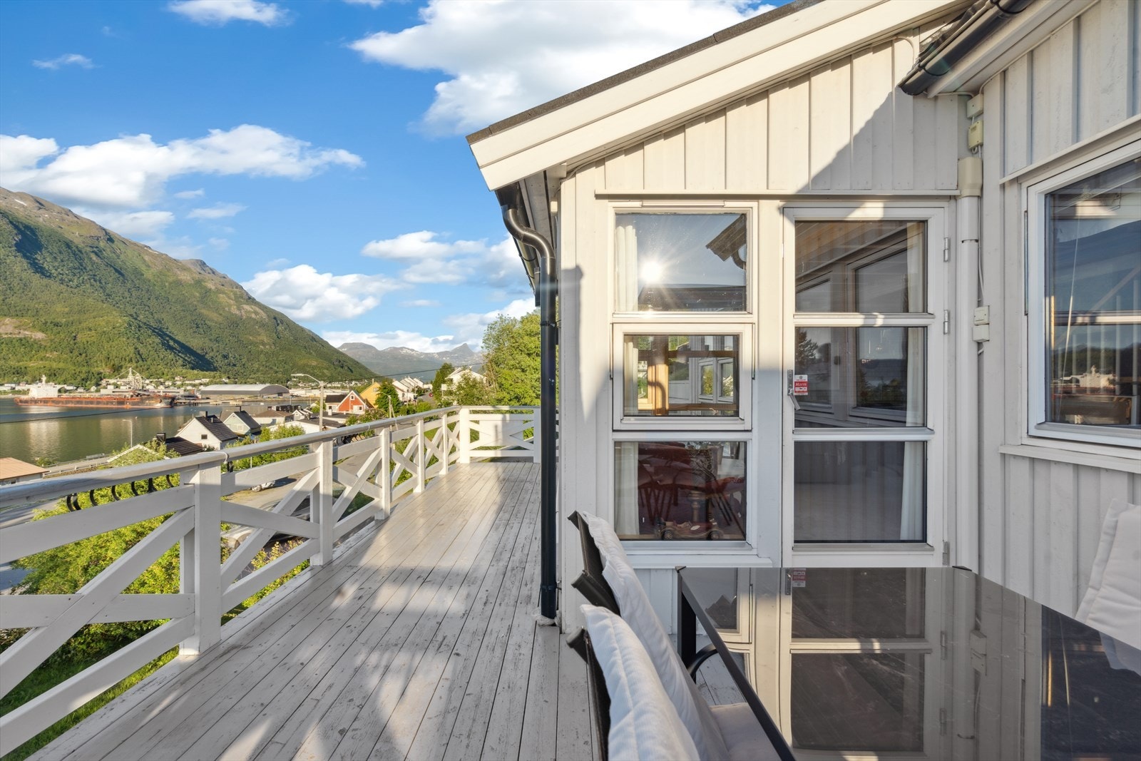 Stor veranda med utgang fra stuen Galleribilde