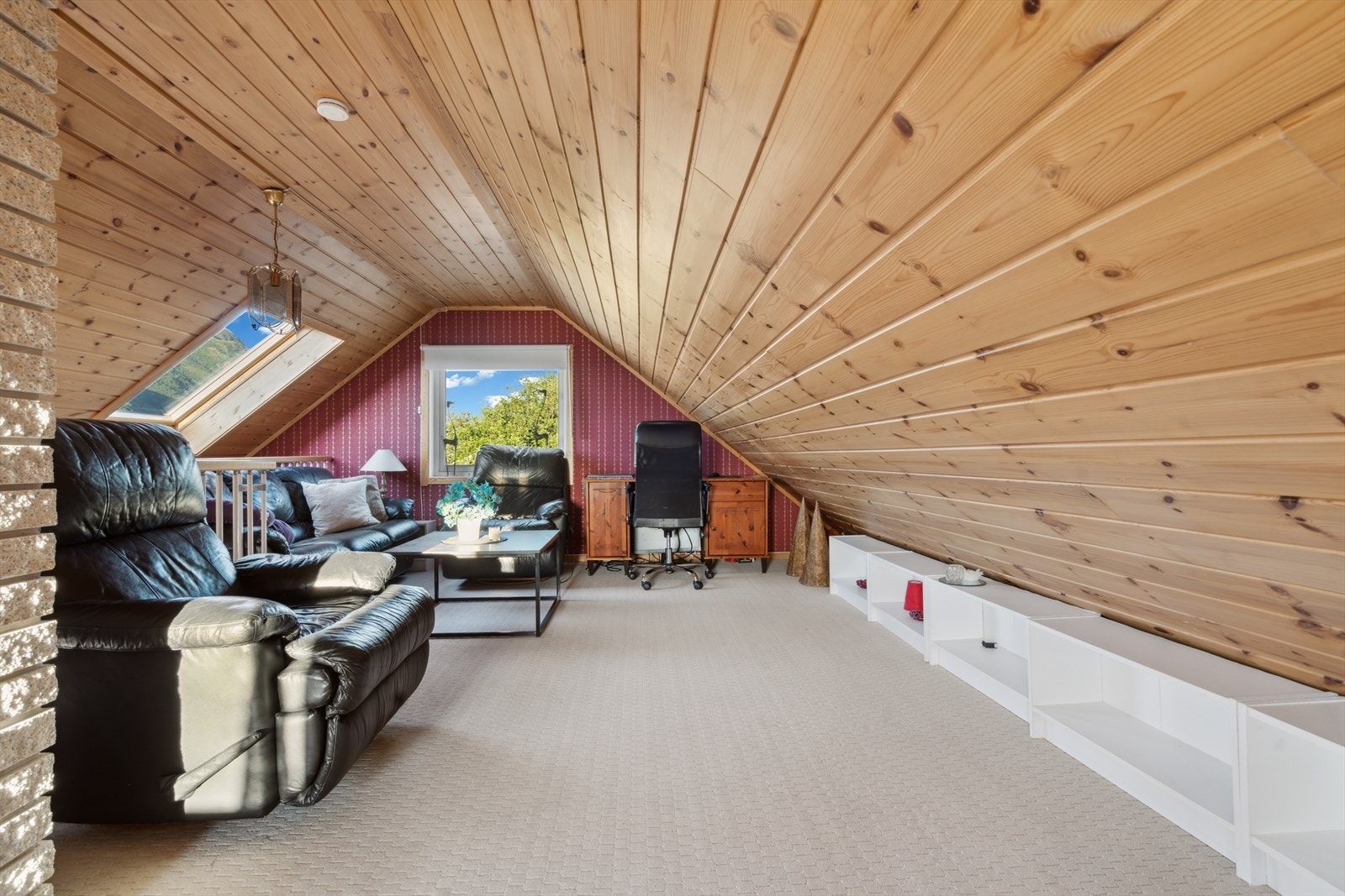 Loftstue med god plass for et hjemmekontor, lekeplass eller TV-stue Galleribilde