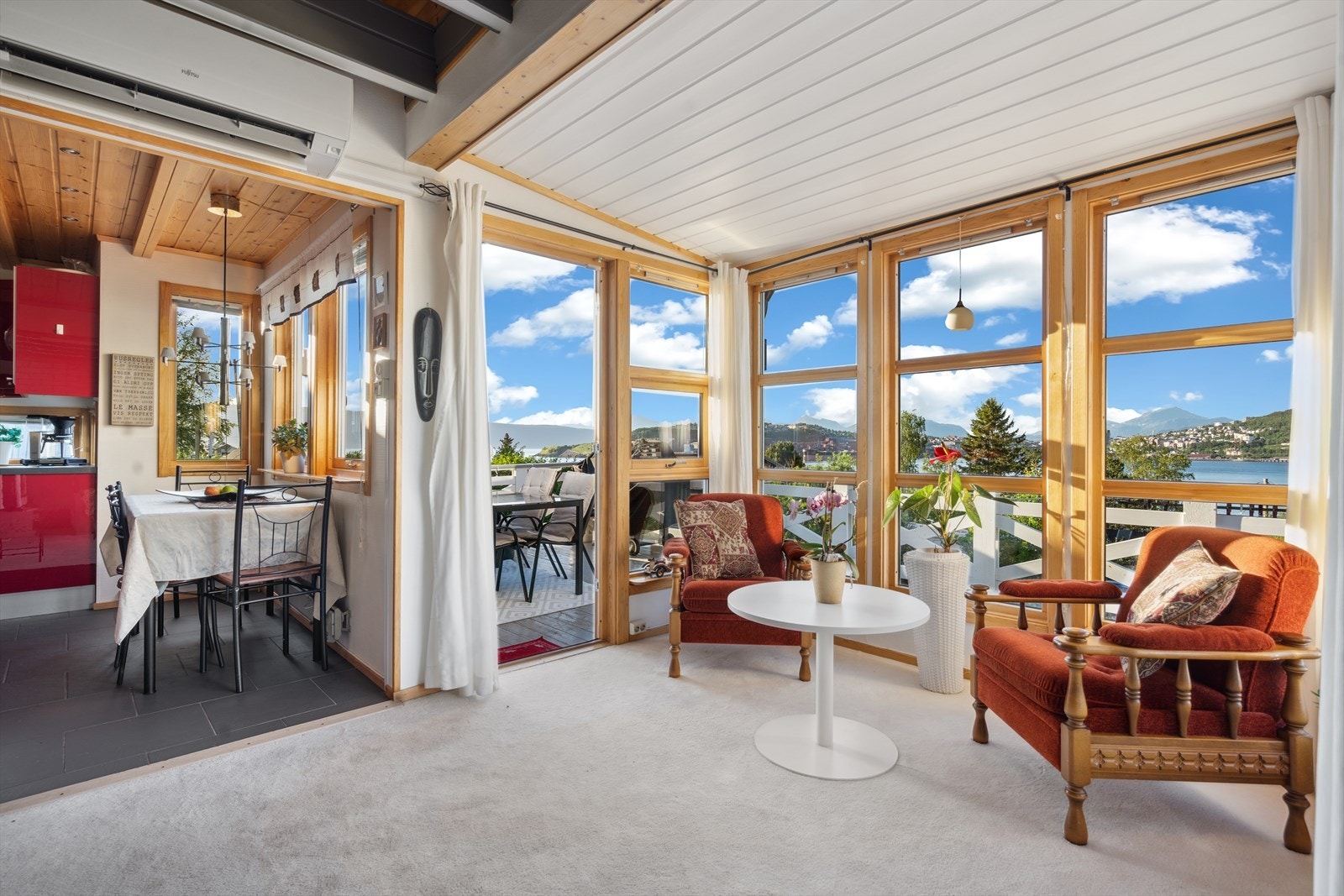 Fra stuen er det utgang til verandaen Galleribilde