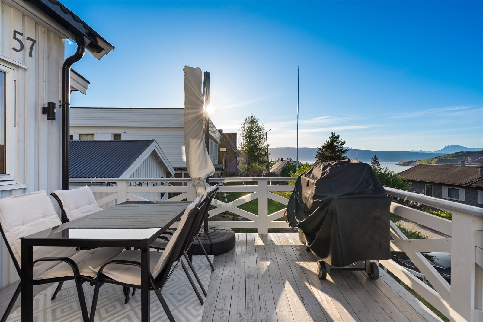 Her er det solrikt og ei flott utsikt! Galleribilde