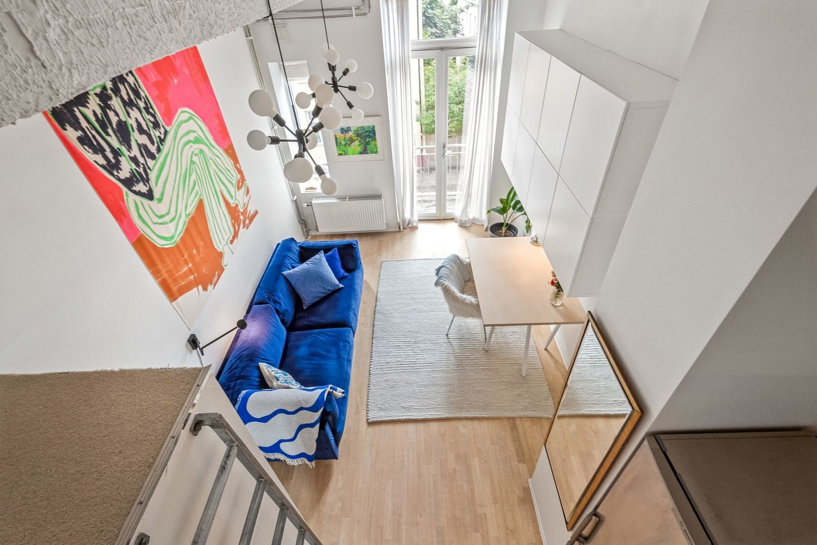 Det er høyt under taket noe som gjør at leiligheten føles større enn den er. Seng på hems er 1,40. Galleribilde