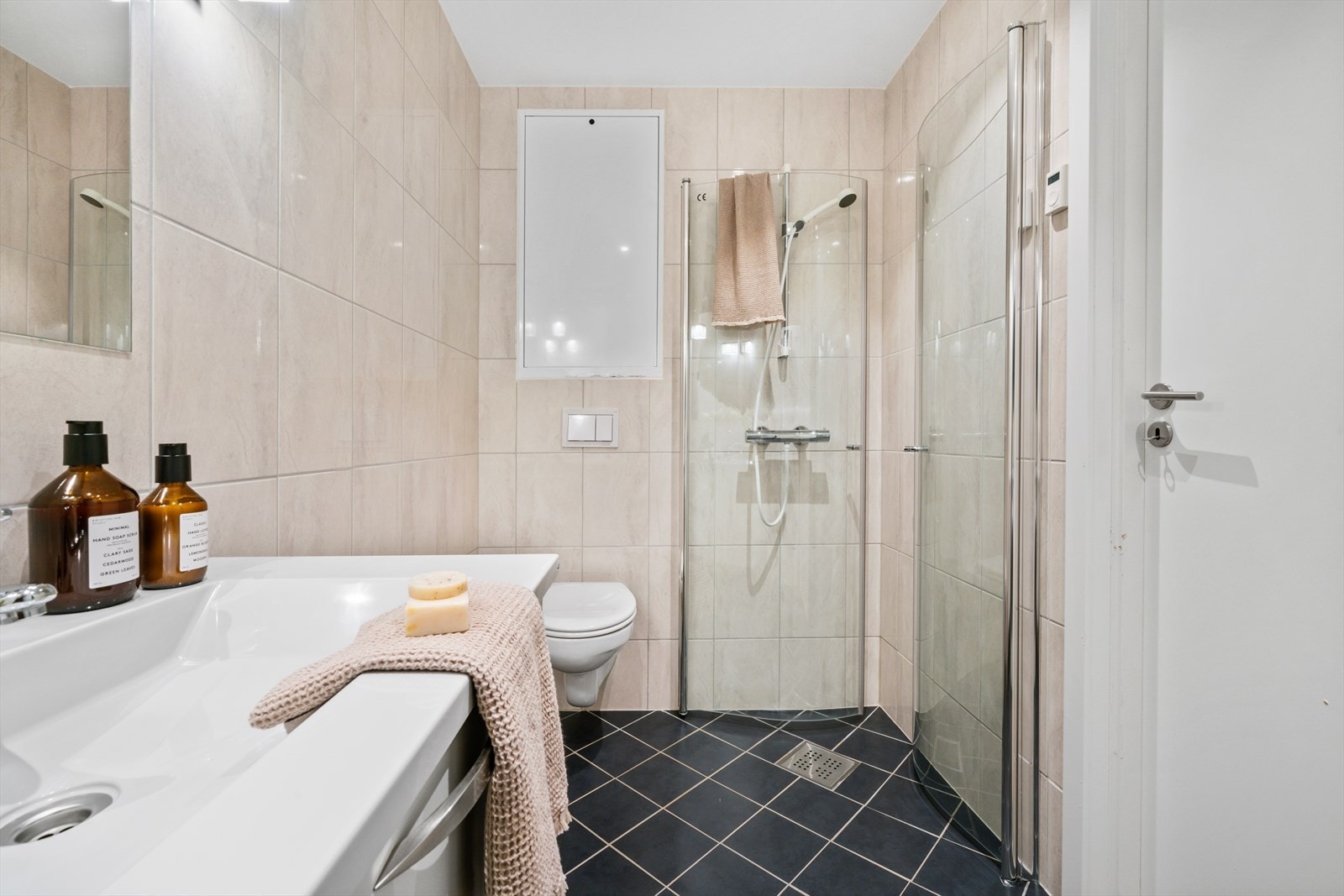 - Badet lyses pent opp av spotter i himlingen - Galleribilde